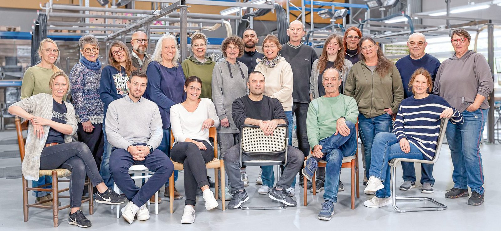 Familie Peter in der Werkstatt für professionelle Geflechtreparatur und Restaurierung von Designklassikern